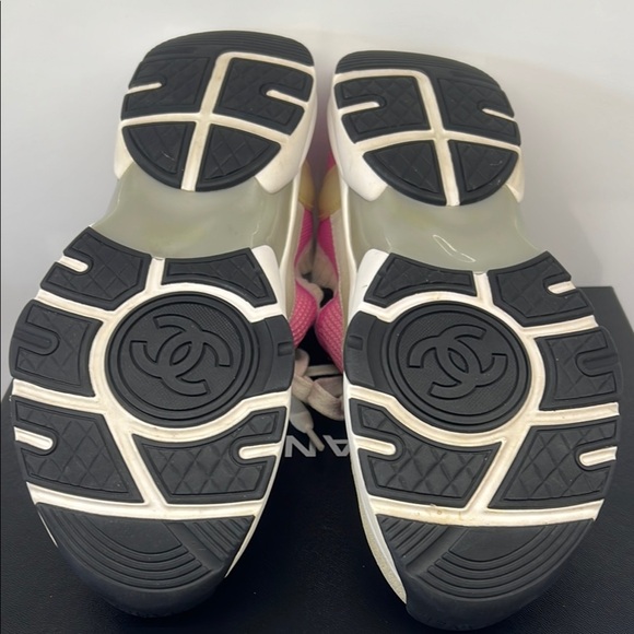 CHANEL 2020 Interlocking CC Logo Sneakers - Picture 12 of 13